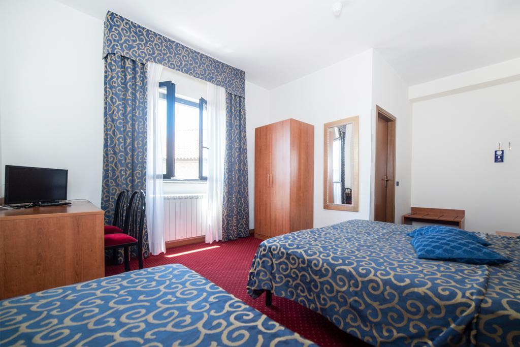 Hotel Italia&Lombardi Montefiascone Bagian luar foto